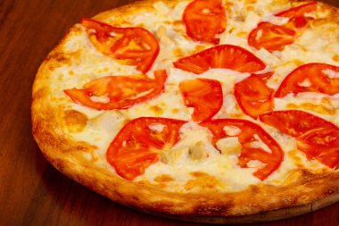 Tavuk, peynir ve domates Pizza