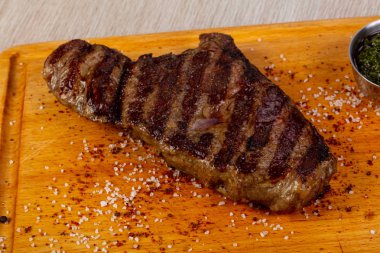 Tuz ve biber ile ızgara sığır eti biftek