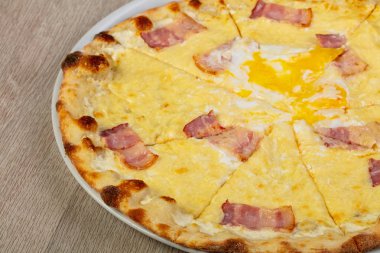 Pizza carbonara pastırma ve yumurta ile
