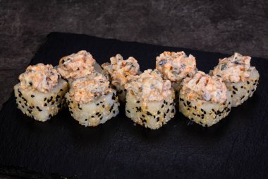 Japon baharatlı suşi ve rulolar