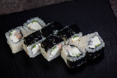 Karides ile Japon geleneksel rulo