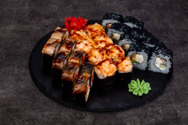 Japon Suşi ile çeşitli madde ayarla