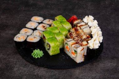 Japon Suşi ile çeşitli madde ayarla