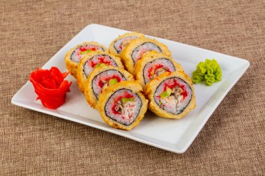 Yengeç eti ile tempura rulo