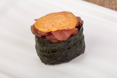 Soslu baharatlı gunkan suşisi.