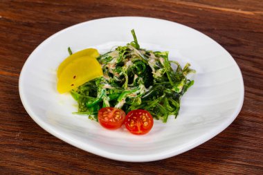 Susam ve sos chukka salatası