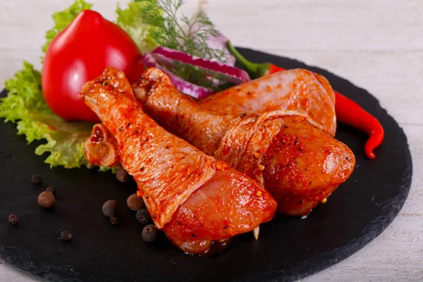 Izgara ve Barbekü için çiğ tavuk Marine bacaklar