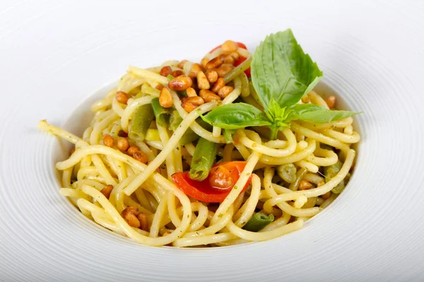 Vejetaryen makarna ile yeşil fasulye