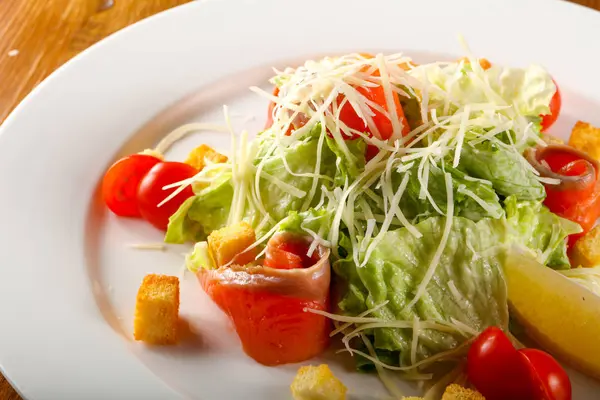 Sezar salatası somon ve peynir