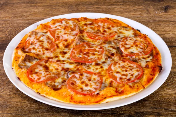Pizza Med Nötkött Ost Och Tomat — Stockfoto