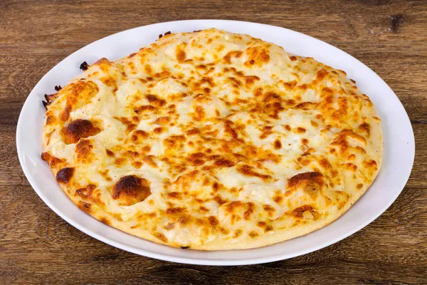 Sıcak lezzetli peynirli pizza