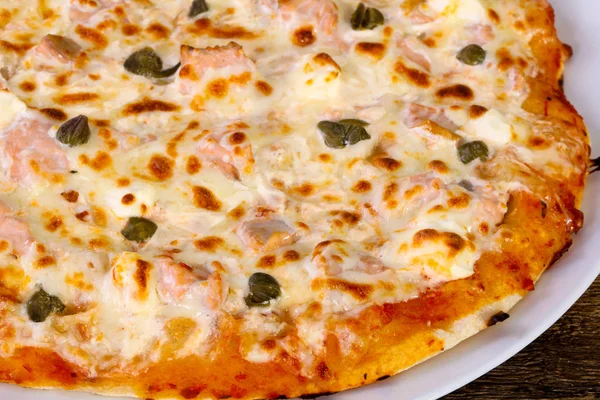 Somon ve Kapari yumuşak peynirli pizza