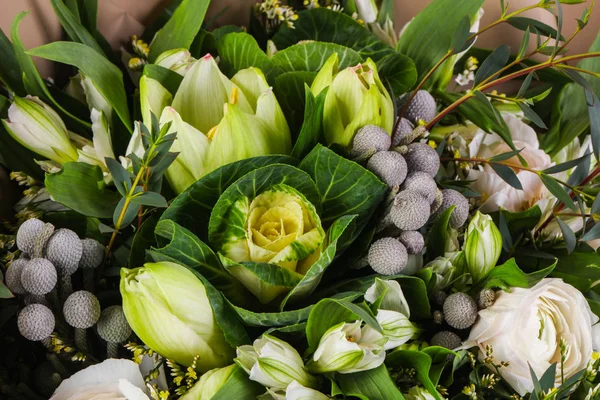 Çeşitli çiçek ile romantik buket