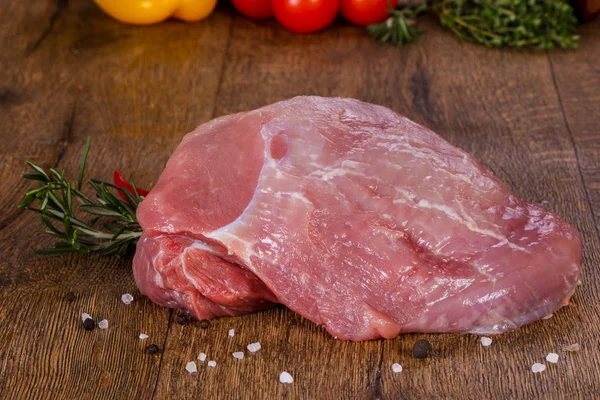 Ahşap zemin üzerinde çiğ domuz eti