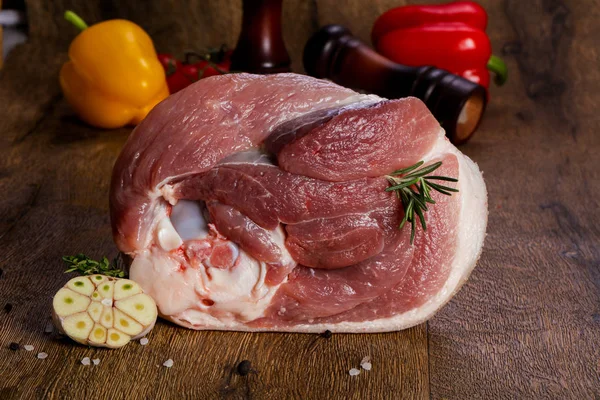 Ahşap zemin üzerinde çiğ domuz eti