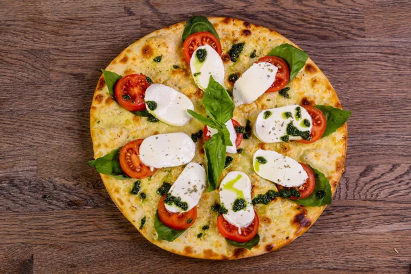 Pizza Caprese fesleğen ve mozarella