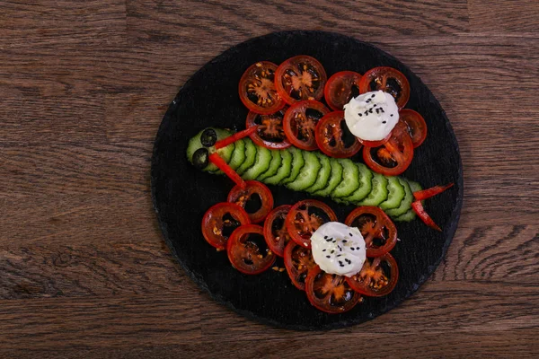 Çocuklar salata domates, salatalık ve krema ile