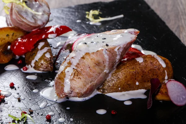 Peynir soslu ızgara domuz sosisi