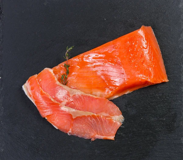 Tuz ve baharatlar ile ham alabalık filetosu