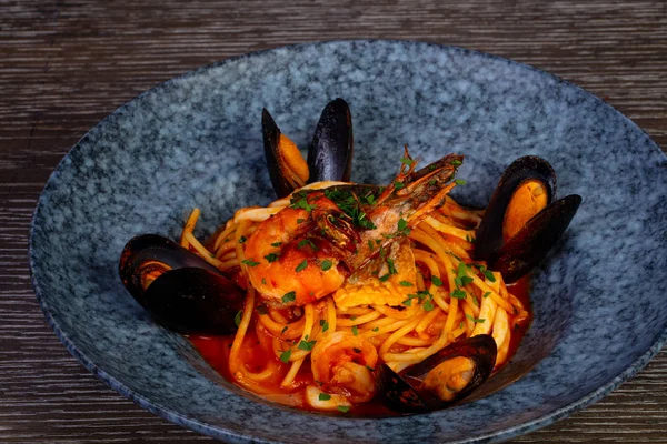 Shrump ve kelepçeler ile lezzetli kırmızı spagetti