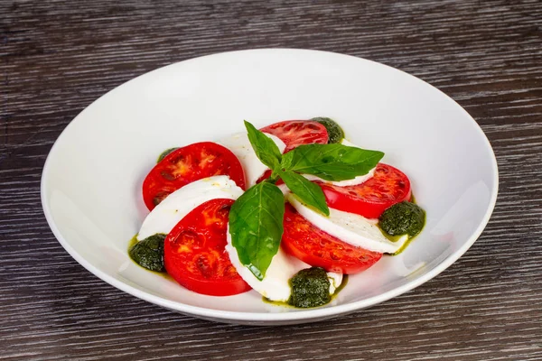 Mozzarella Caprese fesleğen ve domates ile