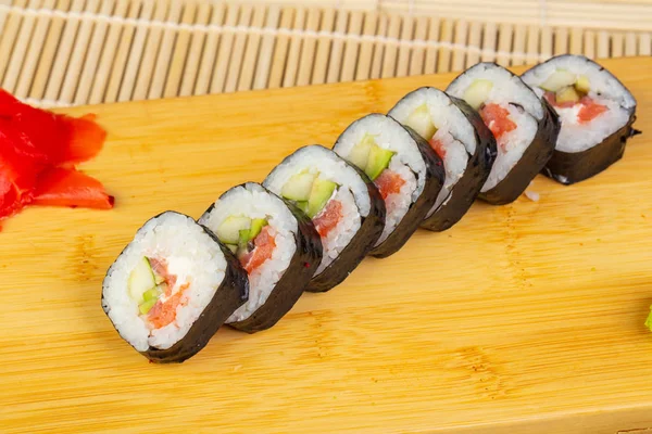Karides ile lezzetli baharatlı suşi rulo