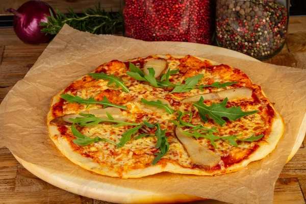 Meyve lezzetli pizza ile armut