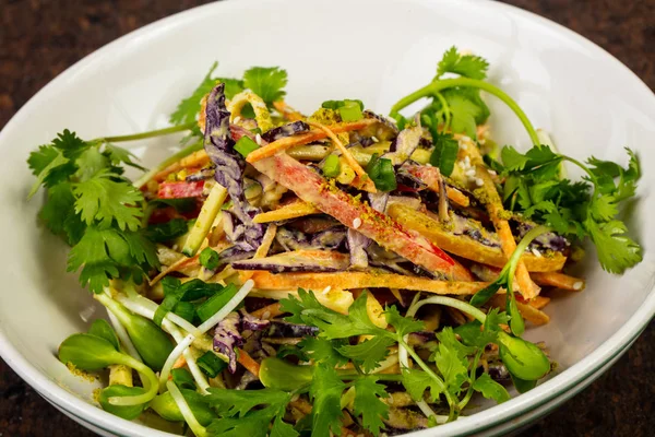 Lezzetli vitamini salata domates, lahana, otlar ve baharatlar