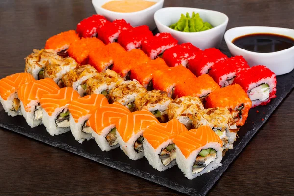 Soslar ve wasabi ile lezzetli California ve Philadelphia suşi