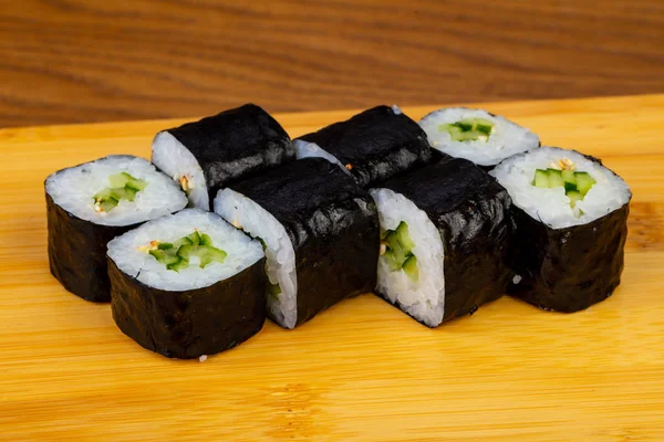 İştah açıcı salatalık sushi roll seti