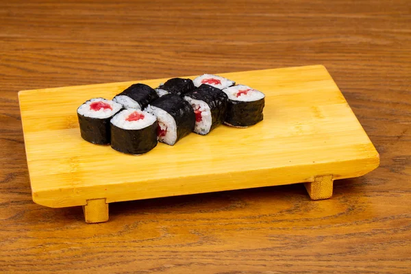 Lezzetli ton balıklı sushi roll seti