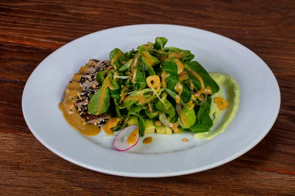 Ton balıklı salata Japon fasulye ile