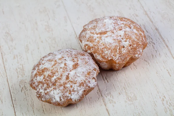 Leckere Und Süße Gebackene Muffins Mit Puderzucker Überzogen — Stockfoto