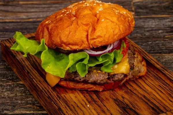 Frische Heiße Burger Mit Rindfleisch Käse Und Roten Zwiebeln — Stockfoto