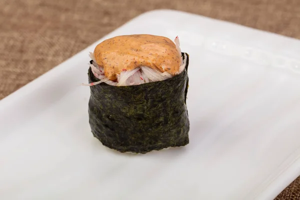 Sushi Gunkan Piccante Con Salsa — Foto Stock