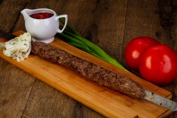 Izgara Kebap kıyılmış et sosu ve soğan ile