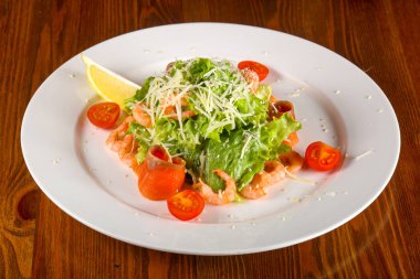 Sezar salata karides ve parmesan peyniri ile somon ile