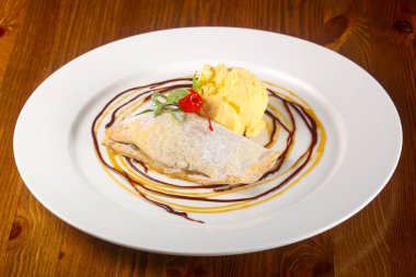 Apple strudel dondurma ile