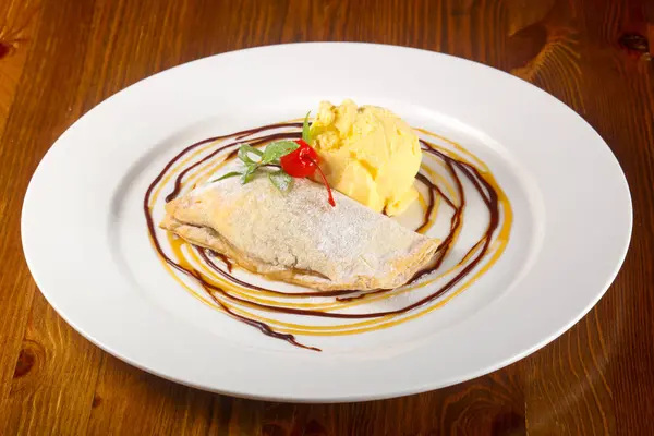 Apple strudel dondurma ile