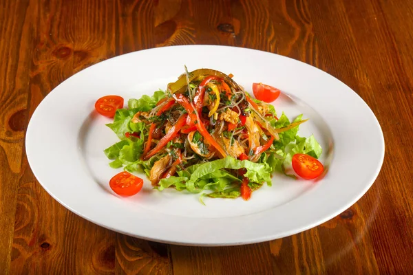 Salata tavuk ile sıcak ve şehriye cam