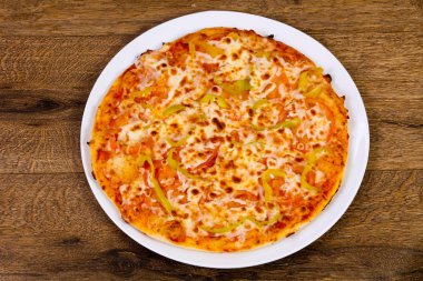 Pizza sarı dolmalık biber ile