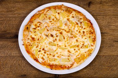 Ananas pizza peyniri ile
