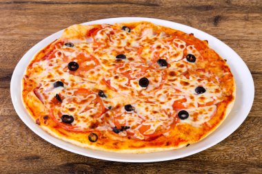 Margarita pizza zeytin, domates ve peynir ile