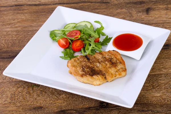 Izgara domuz sos ve salata sosu ile