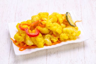 Salatalık ve havuç ile lahana turşusu sarı karnabahar