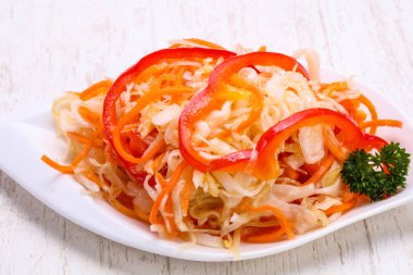 Kabın içinde geleneksel fermente lahana lahana turşusu