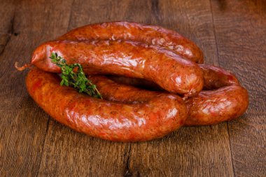 Ahşap arka plan üzerinde domuz sosisi