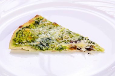 Pesto ve peynirli pizza