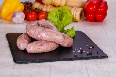 Çiğ domuz sosisi grill için hazır