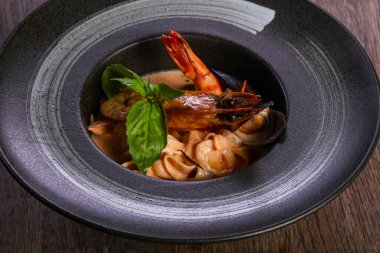 Fesleğen yaprakları ile deniz ürünleri makarna